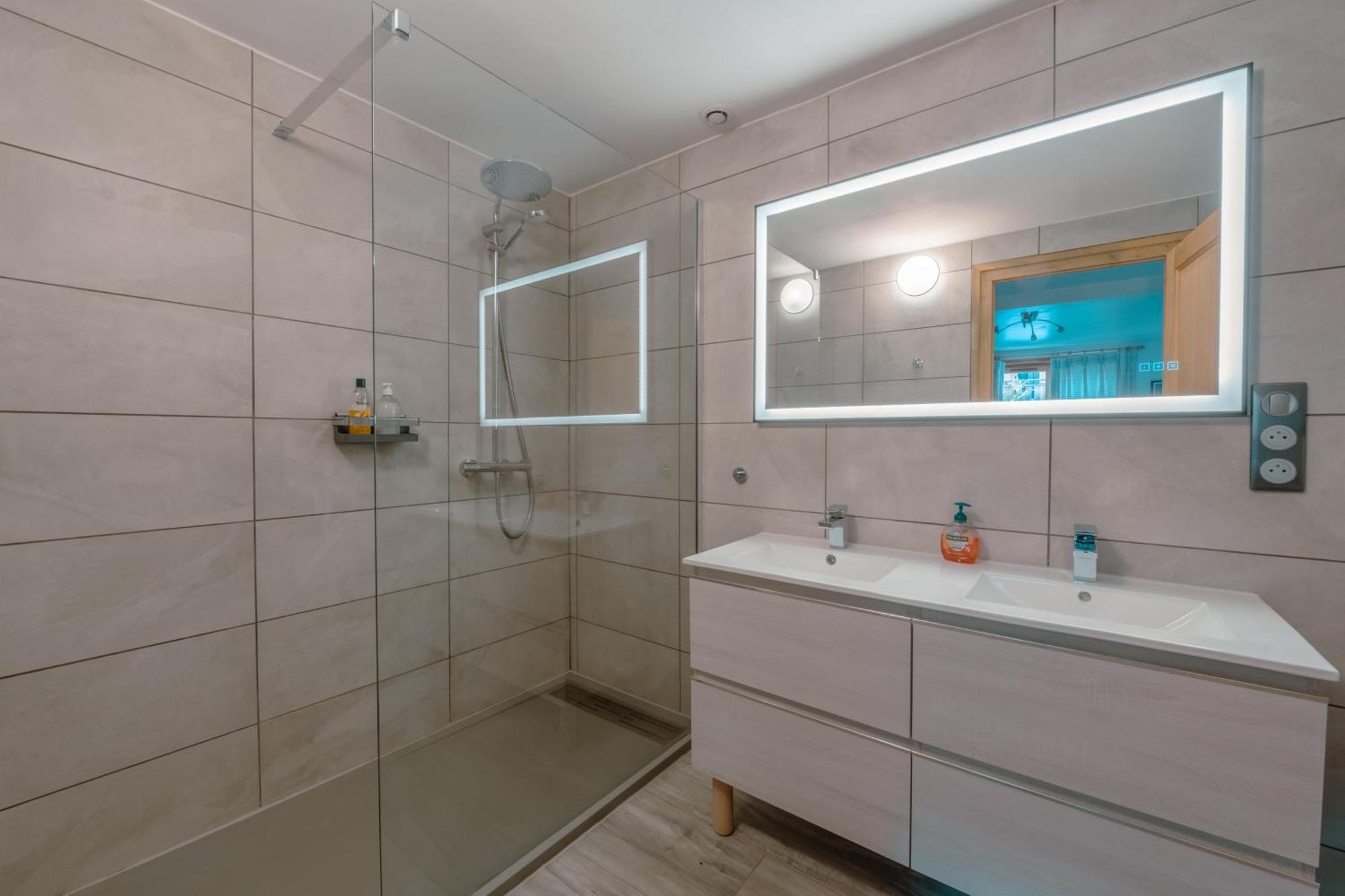 Chalet Muguet Gauche With Hot Tub Sleeps 10 Central Morzine Bagian luar foto
