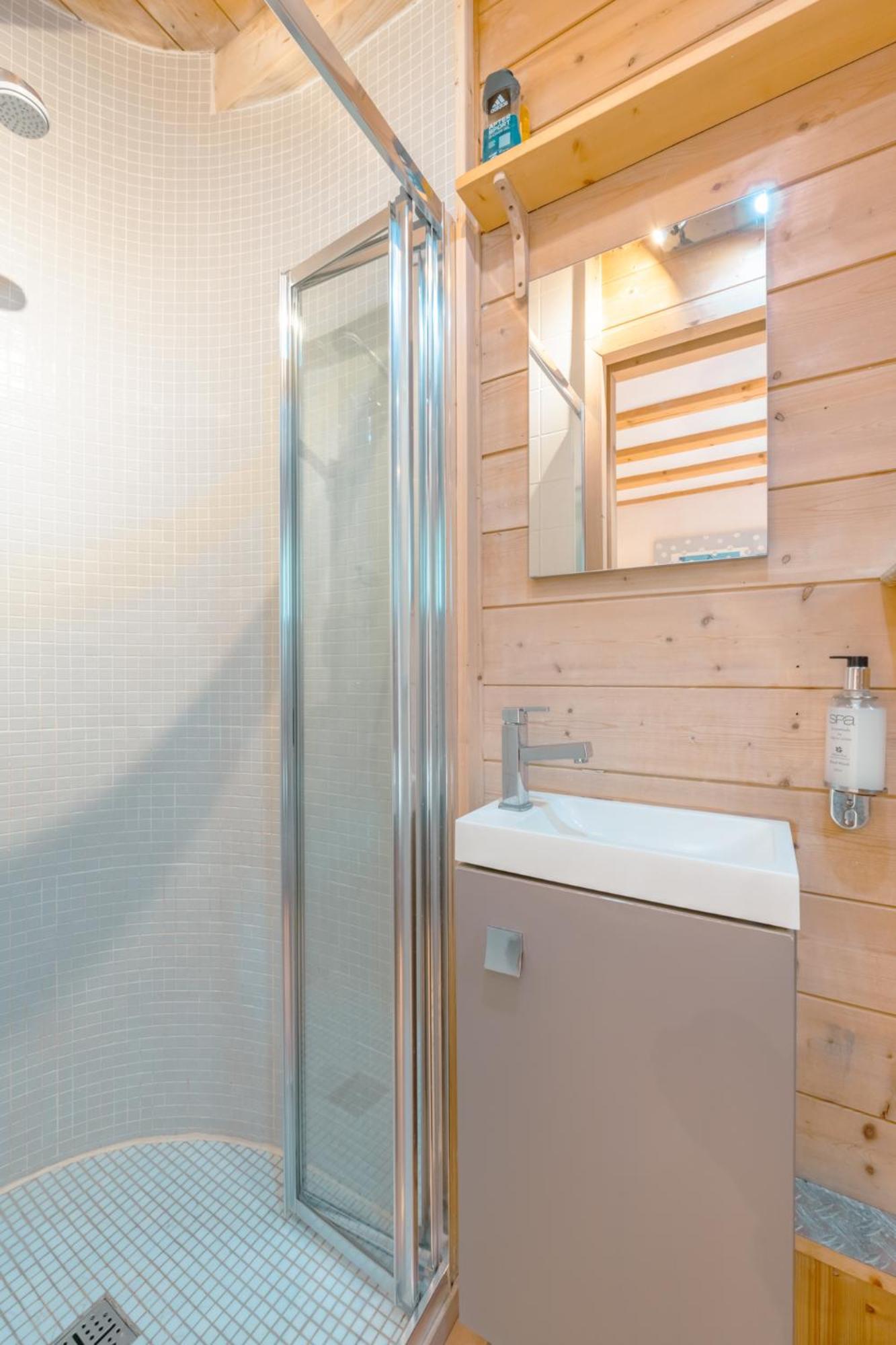 Chalet Muguet Gauche With Hot Tub Sleeps 10 Central Morzine Bagian luar foto